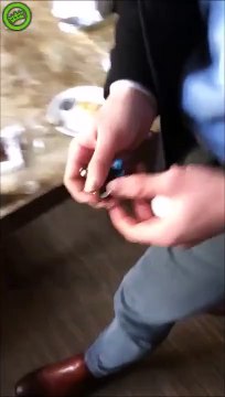 Il fait une petite blague à son colocataire qui a oublié ses clés !