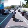 Un policier en voiture pousse un ado qui fuit en scooter et le fait chuter