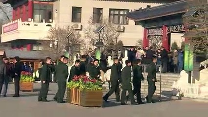 Centenares de personas asisten a funeral de ex secretario de Mao