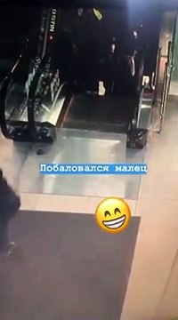 Un escalator mangeur de chaussures !