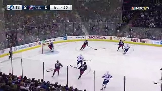 Un palet de hockey frôle la tête d'un commentateur