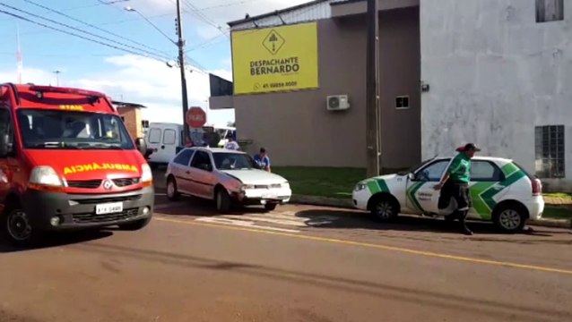 Carros batem e mulher fica ferida na Rua JK