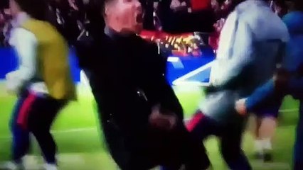 Il gestaccio di Simeone ai tifosi della Juventus dopo il primo gol