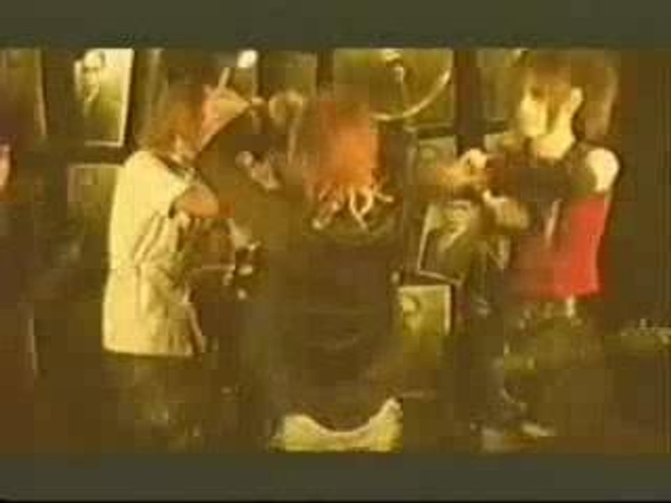 Gazette - Dancing Reita poking Uruha