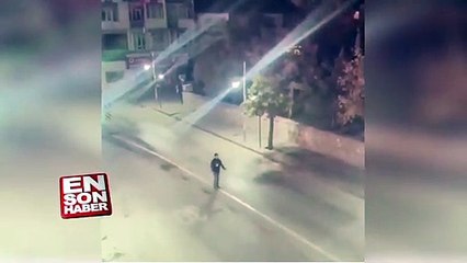 Sokak ortasında bağıra bağıra 'Vazgeçtim' şarkısını söyleyen genç