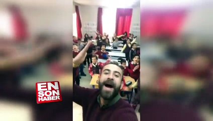 Öğrencileriyle hep bir ağızdan 'Sen Aldırma' şarkısını söyleyen öğretmen