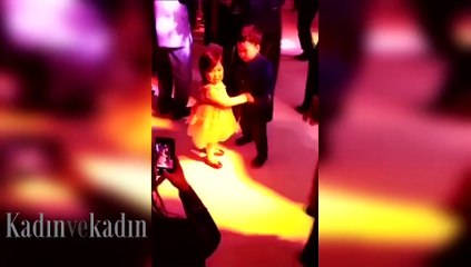 Dans ettiği kızı bırakmak istemeyen küçük çocuk