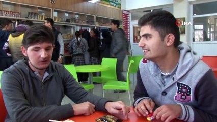Görme engelli 2 öğrencinin 11 yıllık dostluğu örnek oluyor