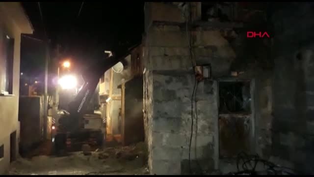 Çanakkale Ayvacık Sazlı Köyünde Depremde Zarar Gören Metruk Evler Yıkılıyor