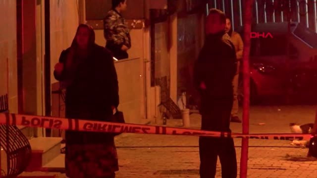 Gaziosmanpaşa'da Depremin Ardından Çatlakların Oluştuğu Bina Boşaltıldı