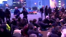Los Mossos desalojan a los manifestantes que cortaban la Diagonal en Barcelona