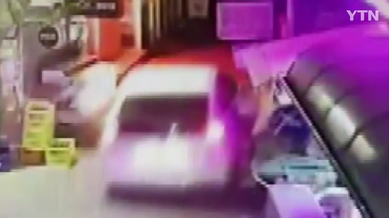 [단독] 음주 무면허 차량, 서울 도심 시장 돌진 / YTN