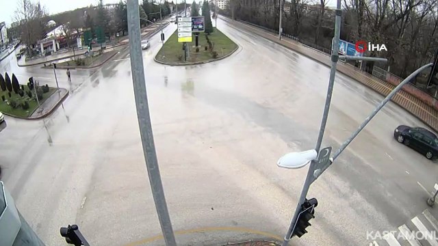 Kırmızı ışık ihlali kazayı da beraberinde getirdi