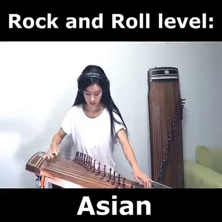 Elle joue parfaitement une chanson de Rock avec un instrument à cordes appelé le gayageum
