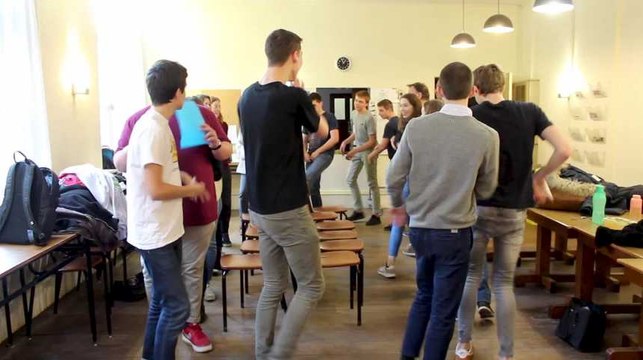 La chaise musicale coopérative au collège Notre-Dame de Tournai avec Entraide et Fraternité