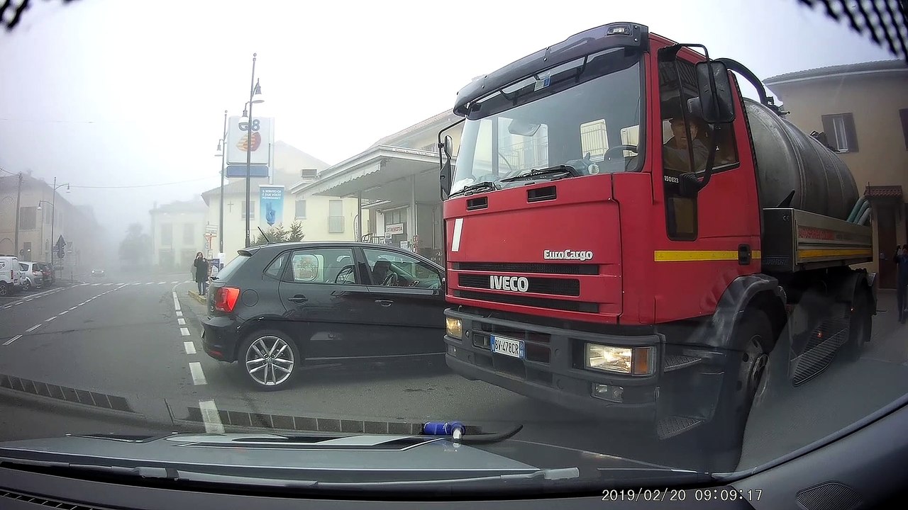 DASHCAM IDIOTI AL VOLANTE ITALY POSTEGGI IMPOSSIBILI