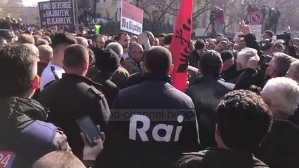 Download Video: Pa Koment - Mijëra protestues grumbullohen para Parlamentit - Top Channel Albania