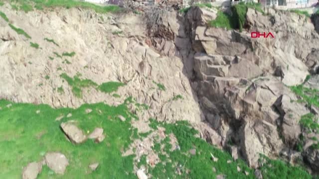 İzmir Bayraklı' da Üzerinde Evlerin Bulunduğu Kayaların Düştüğü Bölgede Ekiplerin İncelemesi Sürüyor
