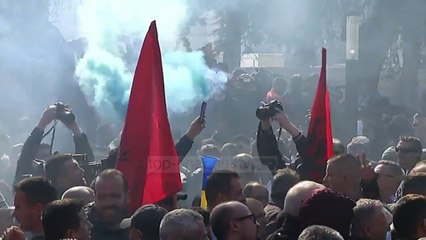 Opozita djeg mandatet, deputetët para protestuesve: Sot mandati është i juaji