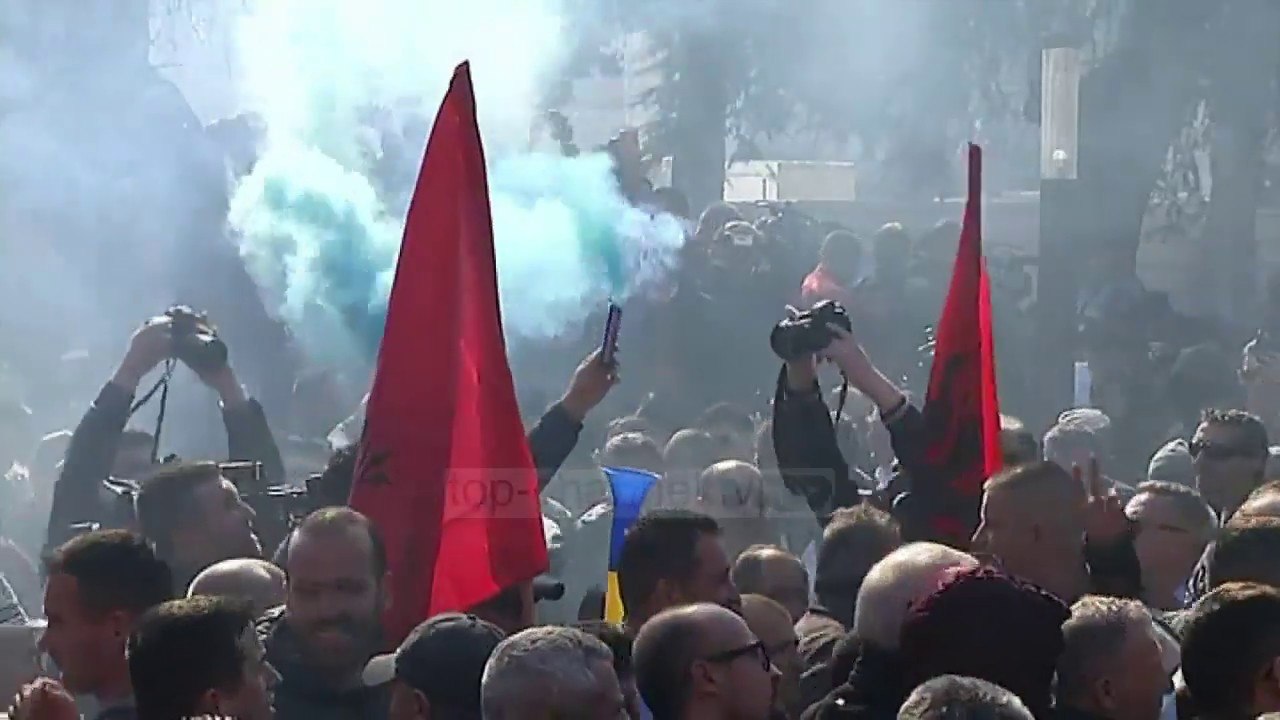 Opozita djeg mandatet, deputetët para protestuesve: Sot mandati është i juaji