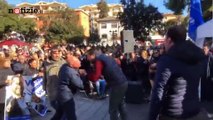 Matteo Salvini deride i contestatori 