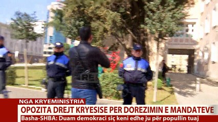 Protestuesit kalojnë pranë garda i vendos hekura portes se kryeministrise