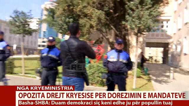 Protestuesit kalojnë pranë garda i vendos hekura portes se kryeministrise