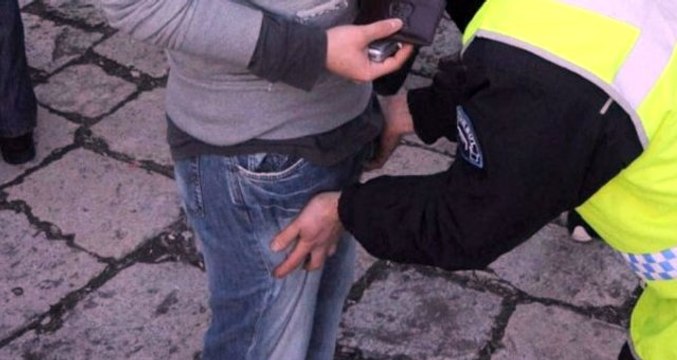 Sokakta Üst Araması Yapan 2 Polis, Hırsızlıktan Tutuklandı