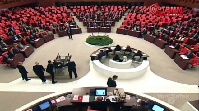 Deniz Baykal, TBMM’de yemin etti