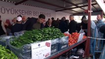 Adana'da Ucuz Meyve ve Sebze Kuyruğu