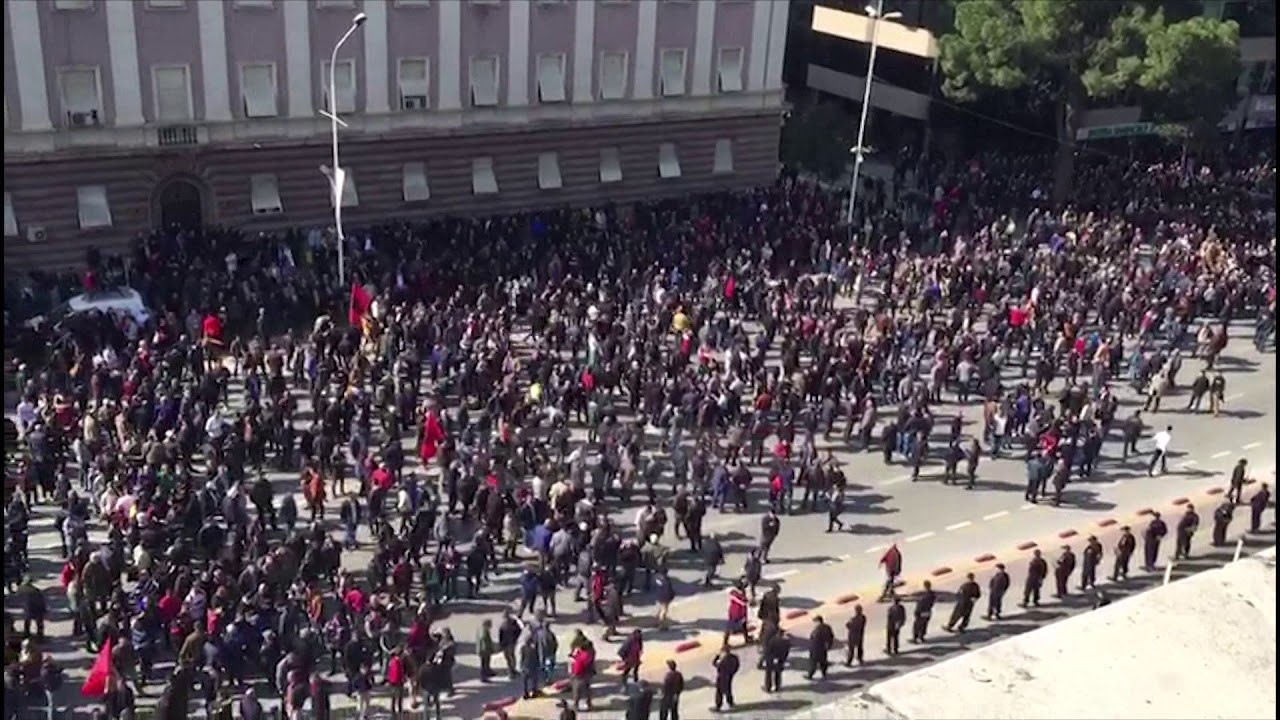 Report TV - Pamjet nga kryeministria, marshimi i protestuesve drejt kryesisë së Kuvendit