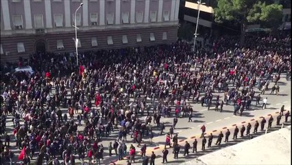 Report TV - Pamjet nga kryeministria, marshimi i protestuesve drejt kryesisë së Kuvendit