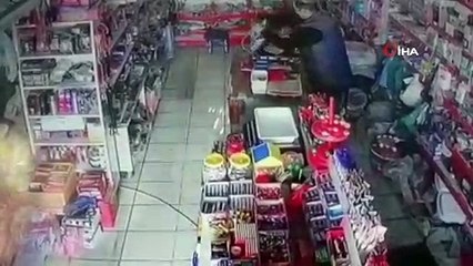 Dana markete girdi, market sahibi neye uğradığını şaşırdı...O anlar kamerada