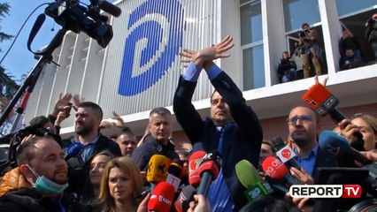 Report TV - Mbaron protesta e opozitës, Basha këndon himin kombëtar