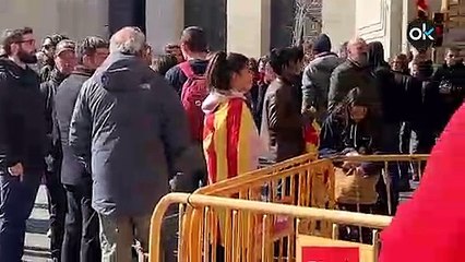 Manifestantes increpan a un trabajador de Burger King durante la huelga general de Cataluña