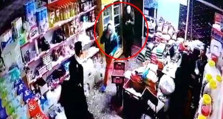 Afgan Gaspçıların, Market Sahibini Dövüp Parasını ve Telefonunu Aldığı Anlar Kamerada