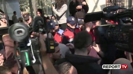 Report TV - Basha dhe Kryemadhi dorëzojnë mandatet në kuvend, pamjet