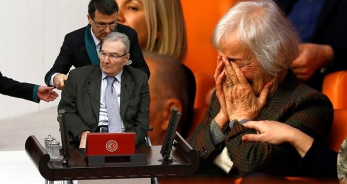 Deniz Baykal, TBMM'de Yemin Ederken Eşi Gözyaşlarına Boğuldu