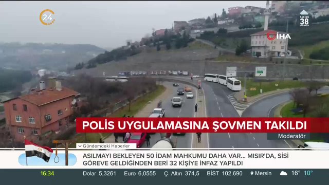 Polis ekipleriyle hatıra fotoğrafı çektirdi