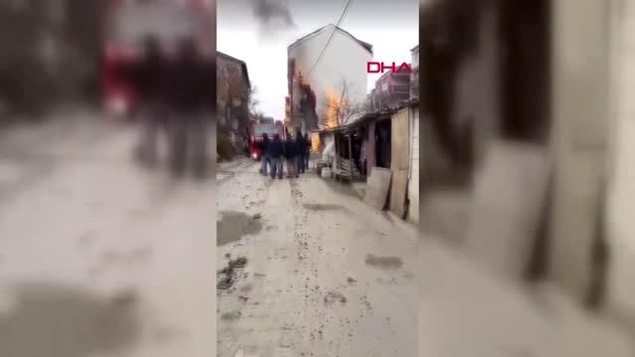 Arnavutköy'de Kazı Yapılırken Doğalgaz Borusu Patladı