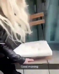 Une fille balance une chaise du 45e étage d’un immeuble