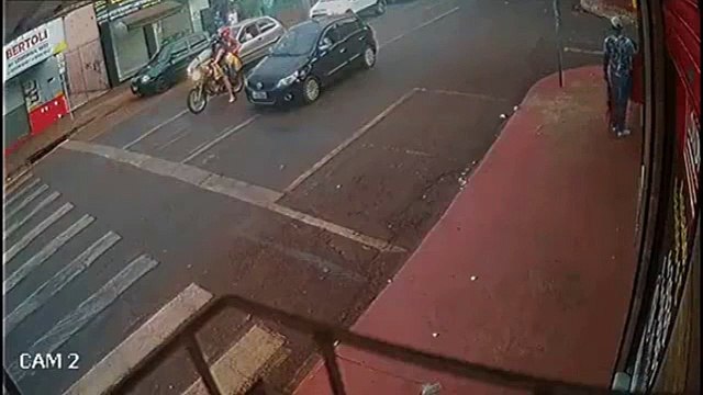 Un suspect prend la fuite à bord d'un véhicule bizarre ! _