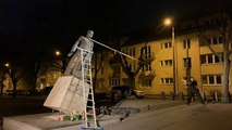 Danzica, abbattuta la statua del prete accusato di abusi sessuali sui bambini