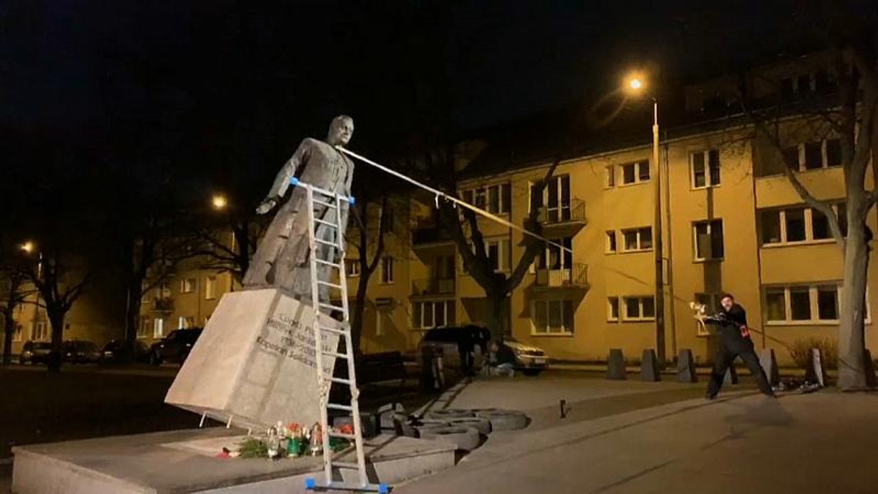 Danzica, abbattuta la statua del prete accusato di abusi sessuali sui bambini