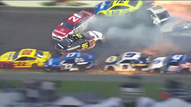 Un Crash spectaculaire emporte 21 voitures lors du Daytona 500