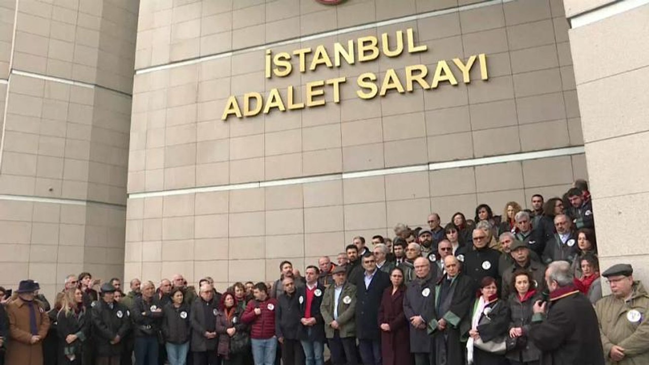 Cumhuriyet gazetesi davası: Avukatlar, Çağlayan Adliyesi’nde “adalet nöbeti” tuttu
