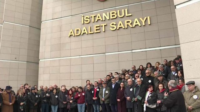 Cumhuriyet gazetesi davası: Avukatlar, Çağlayan Adliyesi’nde “adalet nöbeti” tuttu
