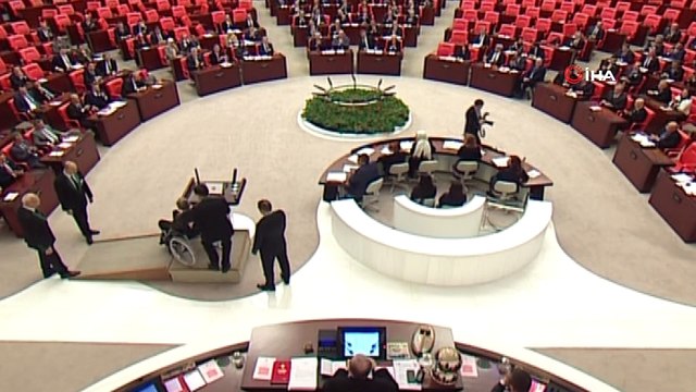 CHP Antalya Milletvekili Deniz Baykal, tekerlekli sandalye ile geldiği TBMM Genel Kurulu'nda yemin etti