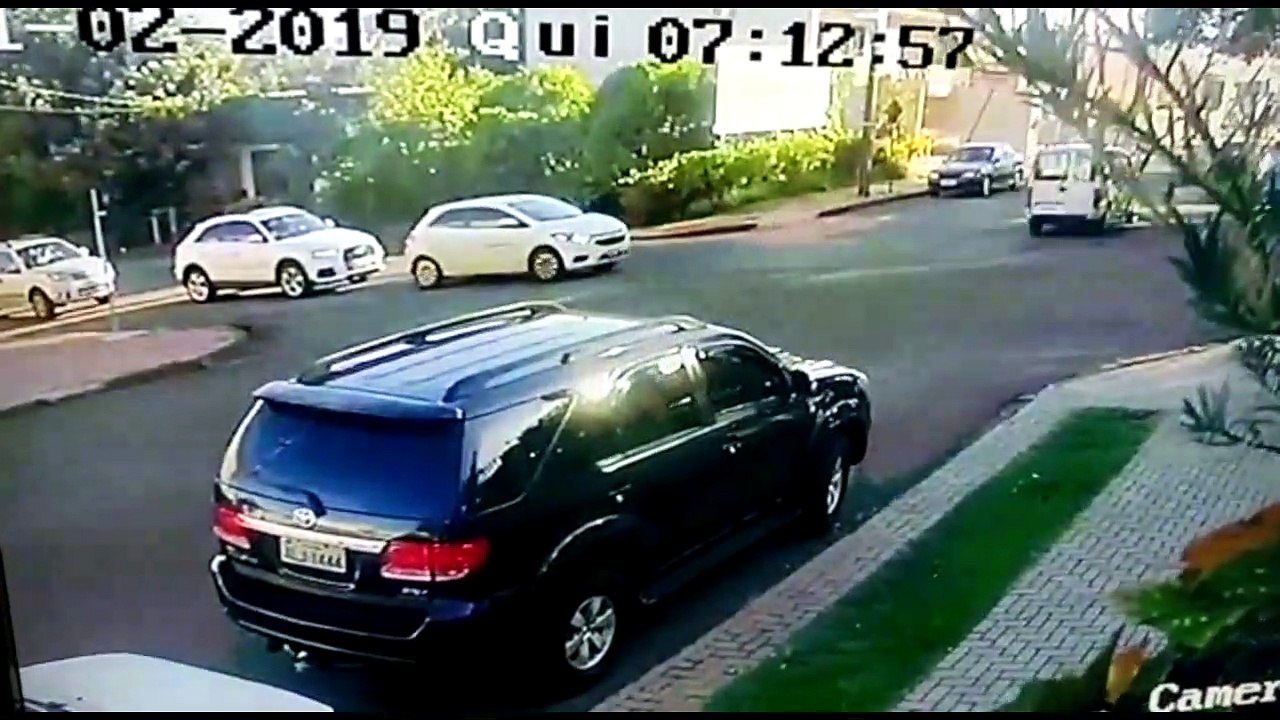 Vídeo: motociclista para a vários metros depois de batida