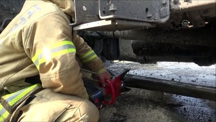 Download Video: Bariyere çarpan tır trafiği aksattı - İSTANBUL